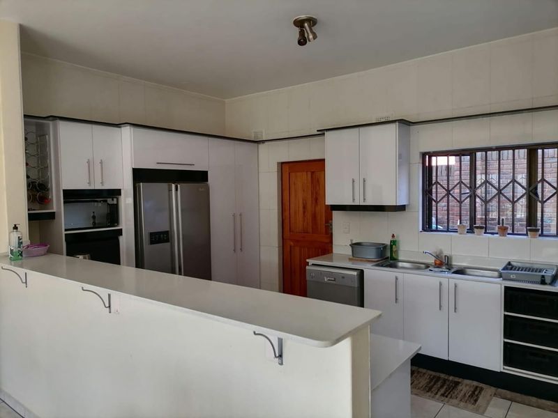 Luxury 5 Bedroom Family Home with Pool &amp; Garden in Prime Malvern Queensburgh - Photo 5