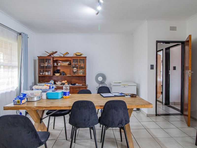 Charming First-Floor Unit: Comfort Meets Convenience! - Photo 9