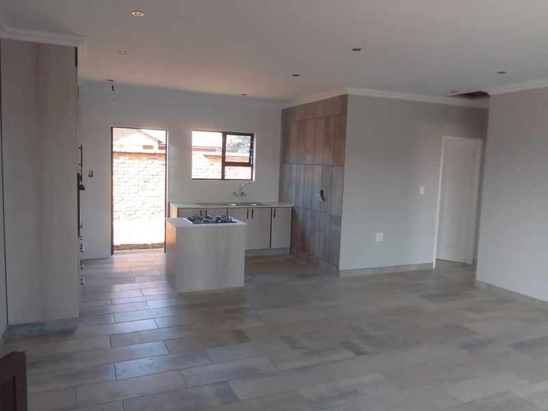 New Modern Secure Face-brick townhouse in the peaceful area of Riversdale - Photo 5