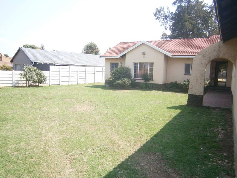 4 Bedroom House to Rent in Brackenhurst - Photo 3