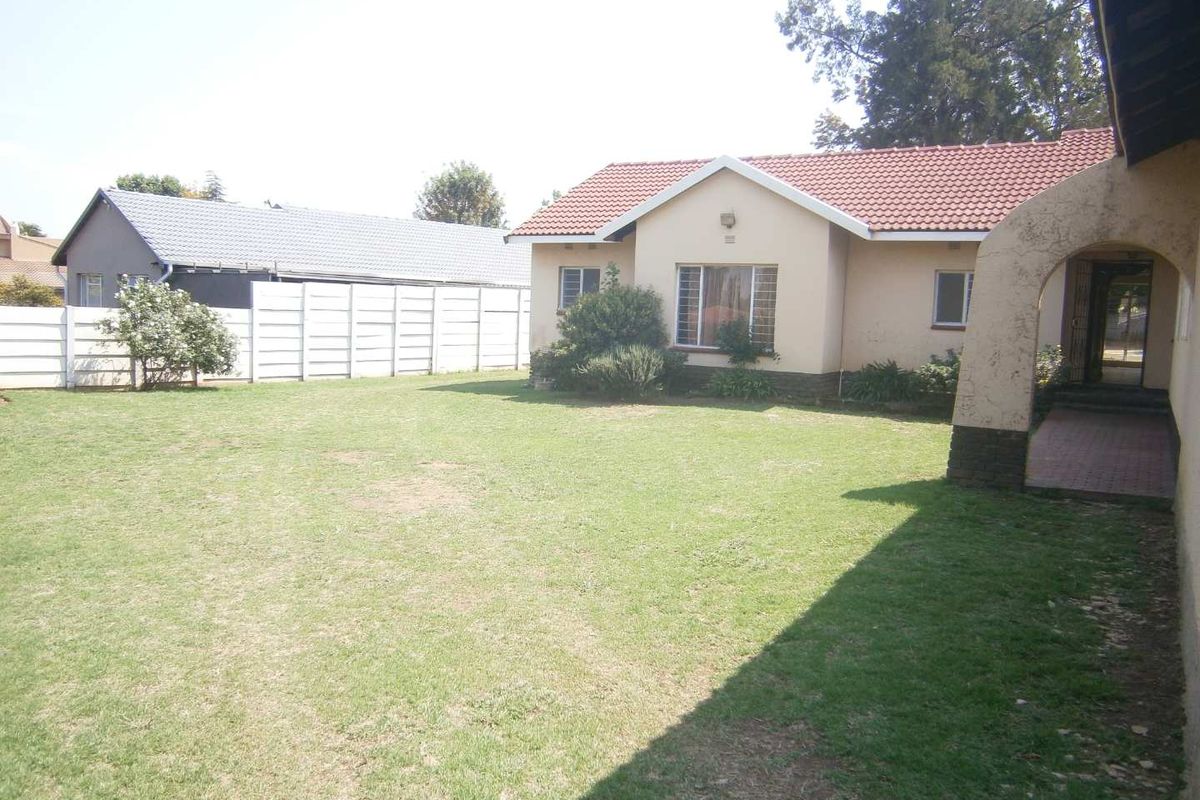 4 Bedroom House to Rent in Brackenhurst - Photo 3