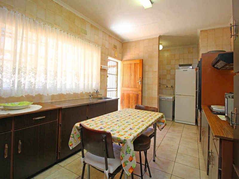 Low maintenance Facebrick Home with Bachelor Flat - Photo 9