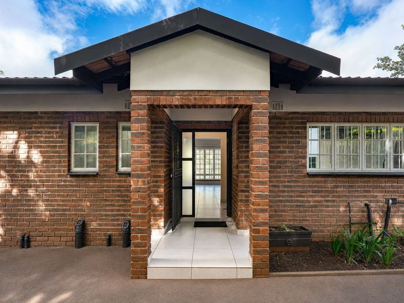 Spacious Face-Brick Family Unit with Modern Finishes, Views & Excellent Entertainment Flow - Photo 2
