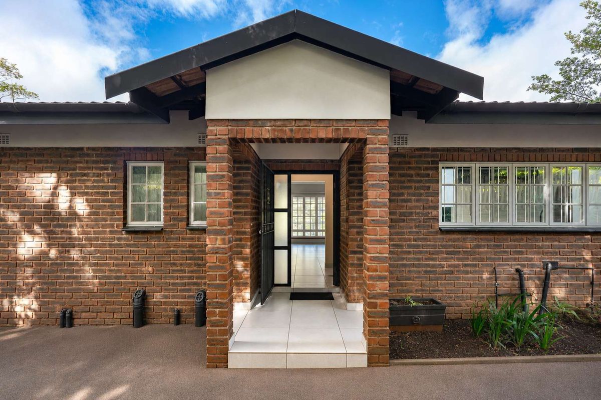 Spacious Face-Brick Family Unit with Modern Finishes, Views & Excellent Entertainment Flow - Photo 2