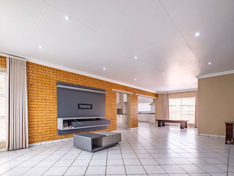 "Energy-Efficient Haven in Sunward park: Ideal for Investment or Downsizing!" - Photo 9