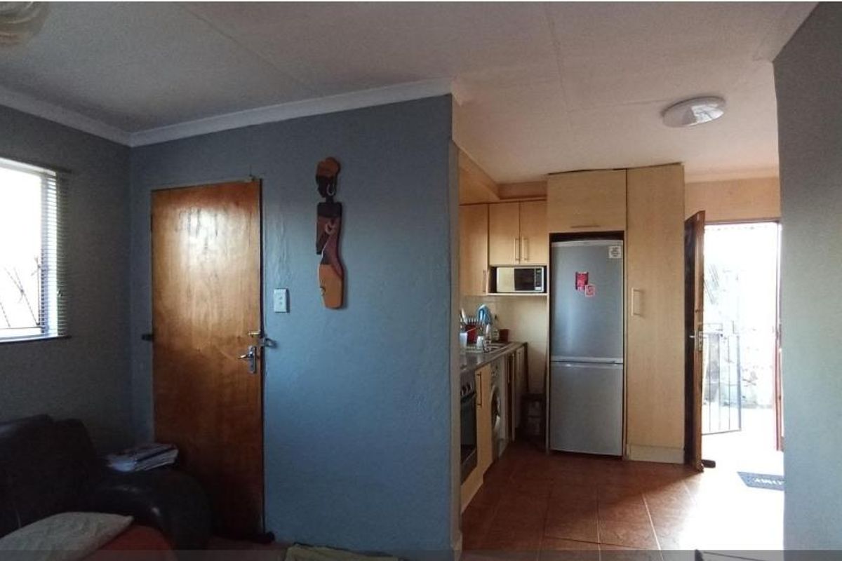Stunning Home In Clayville Ext 26 Awaits You - Photo 4