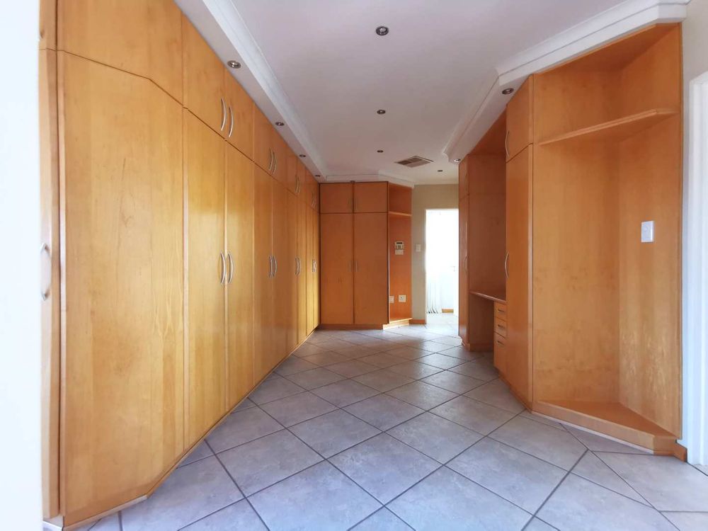 MAIN BEDROOM DRESSING ROOM 