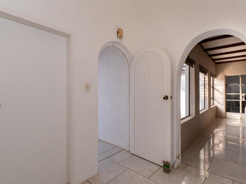 SPACIOUS FAMILY HOME IN ENCLOSURE - Photo 8