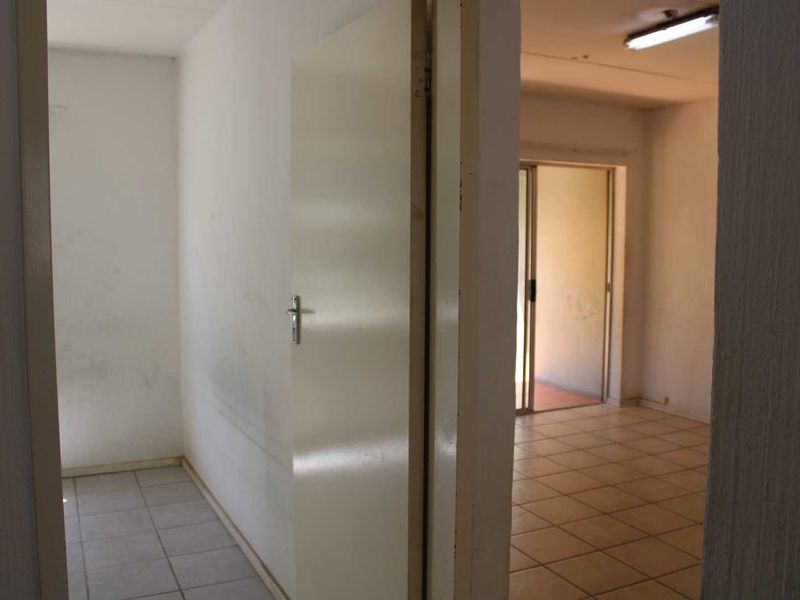 Garden Apartment Close to Mall of Africa - Photo 5