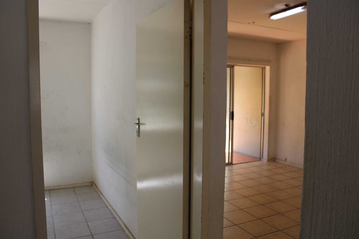 Garden Apartment Close to Mall of Africa - Photo 5