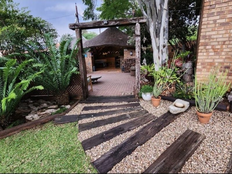 Beautiful Klinker Brick Home with a stunning garden. - Photo 5