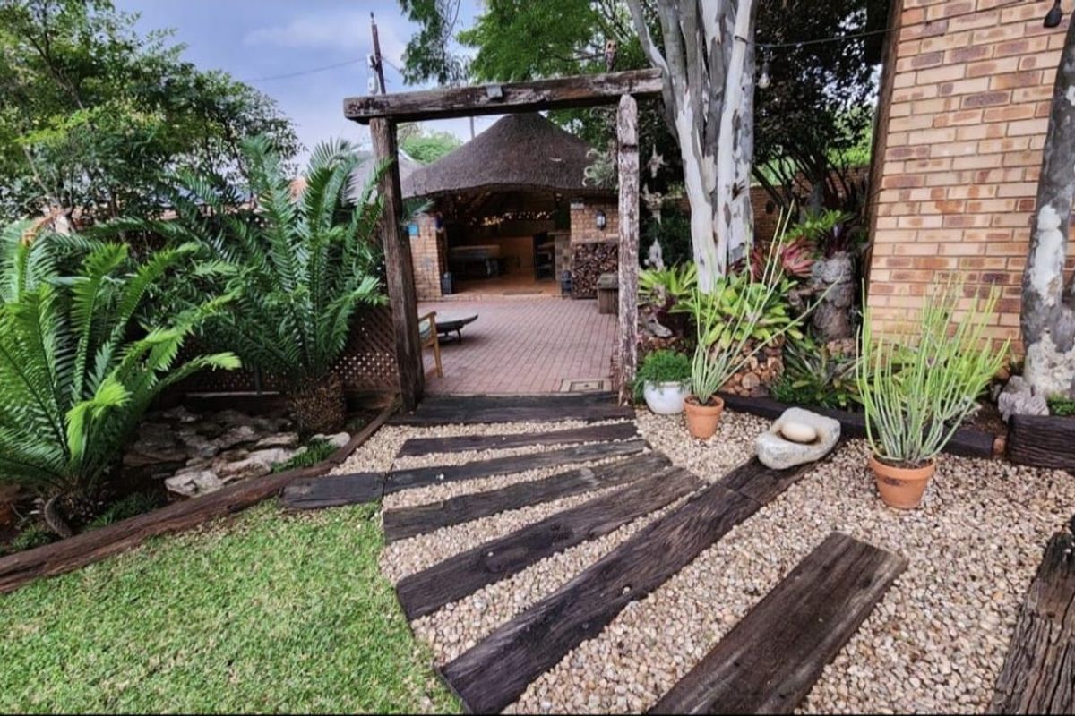 Beautiful Klinker Brick Home with a stunning garden. - Photo 5