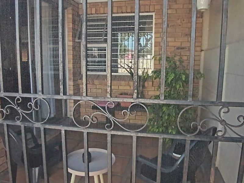 Prime location in Silvertown. - Photo 4