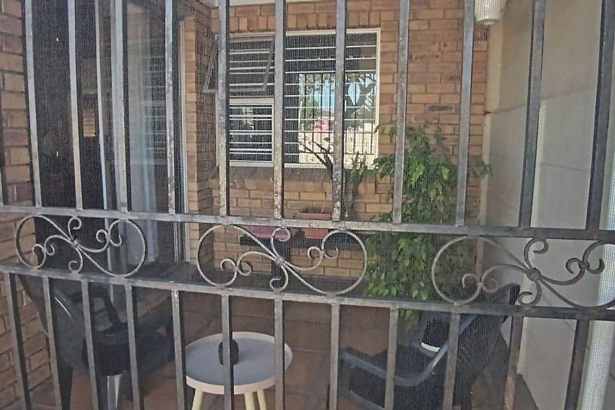 Prime location in Silvertown. - Photo 4