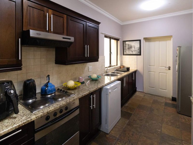 Start afresh in this much loved townhouse. - Photo 6