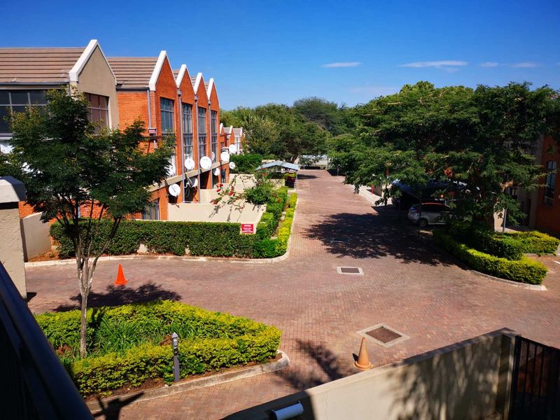 LOCK UP AND GO LOFT APARTMENT - Photo 5