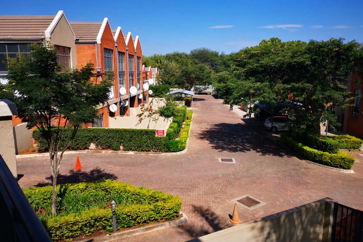 LOCK UP AND GO LOFT APARTMENT - Photo 5