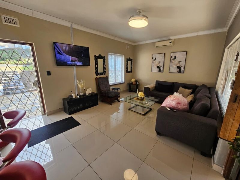 Four-Bedroom Family Home with Secure Parking in Austerville - Photo 3
