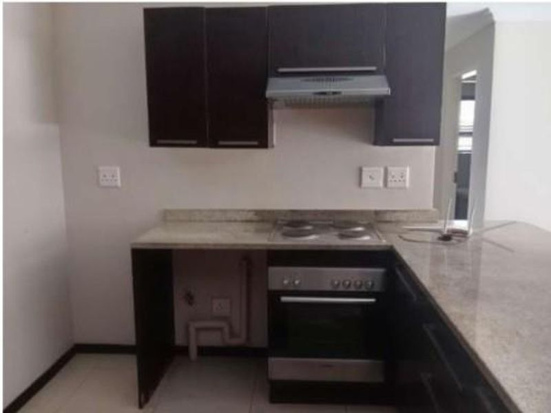 Stylish 2 Bedroom, 2 Bathroom Apartment with Balcony - Photo 5