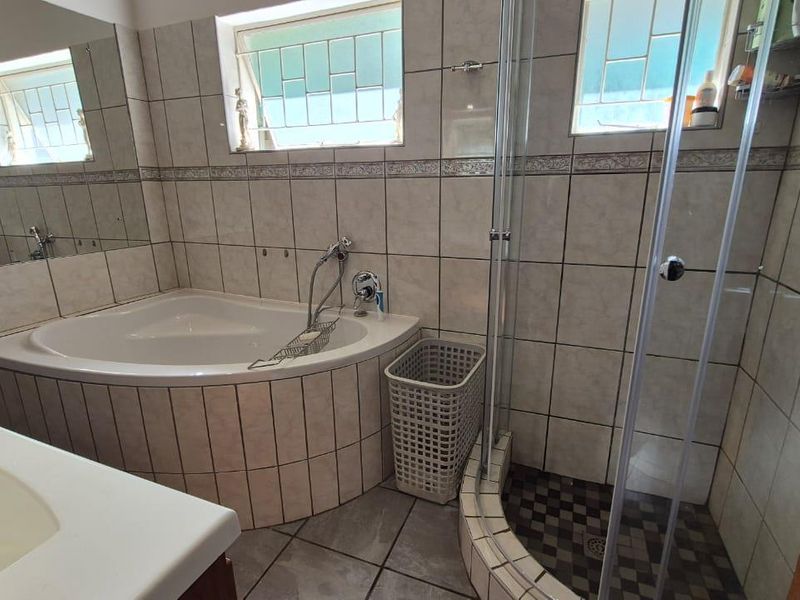 Spacious family home in quiet street - Photo 8