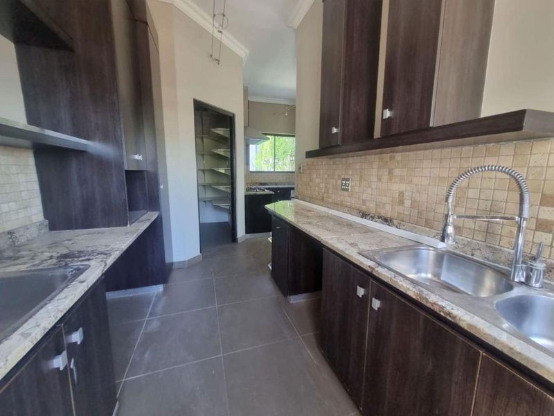 Luxurious four Bedroom House with Breathtaking Views - Photo 4