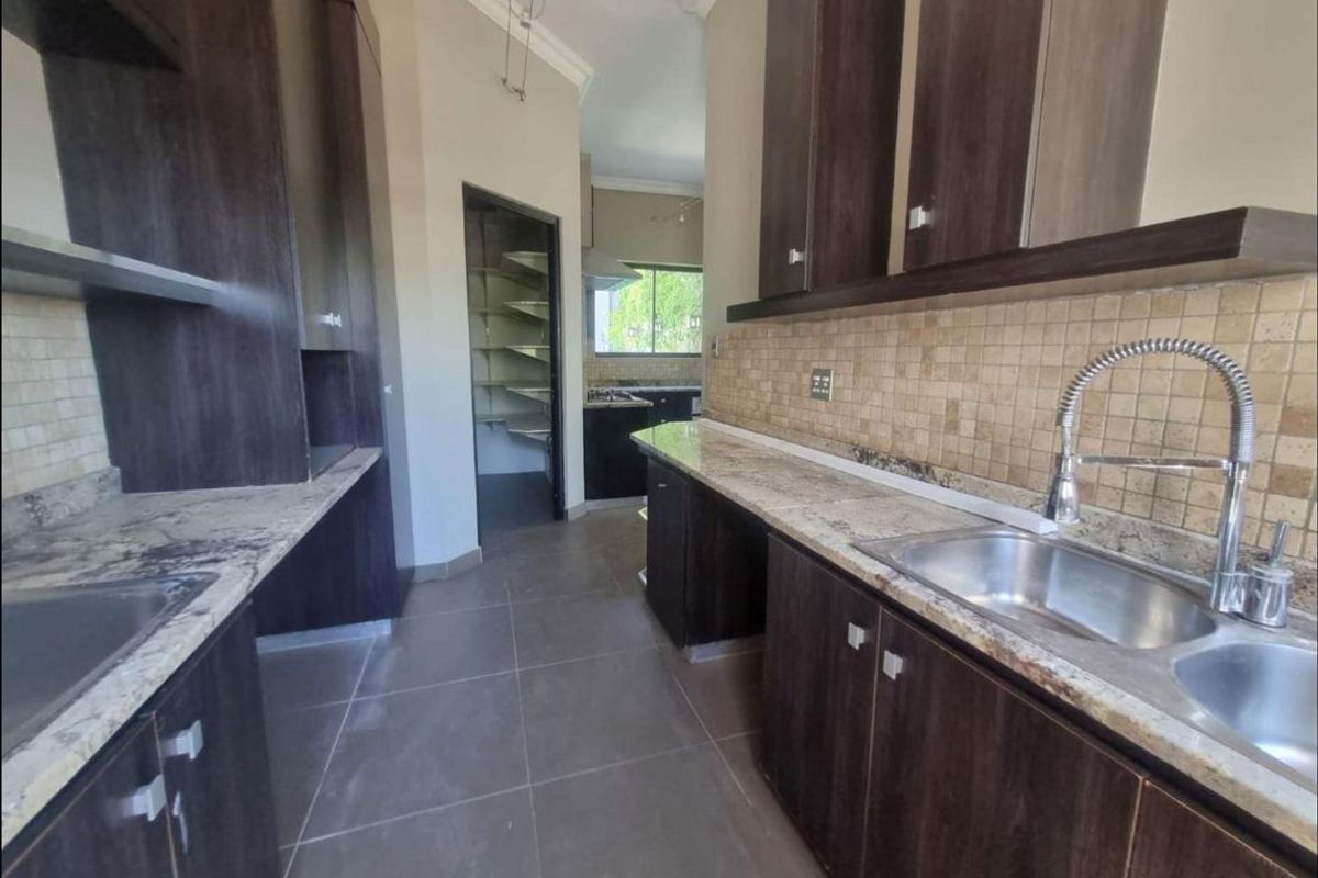 Luxurious four Bedroom House with Breathtaking Views - Photo 4