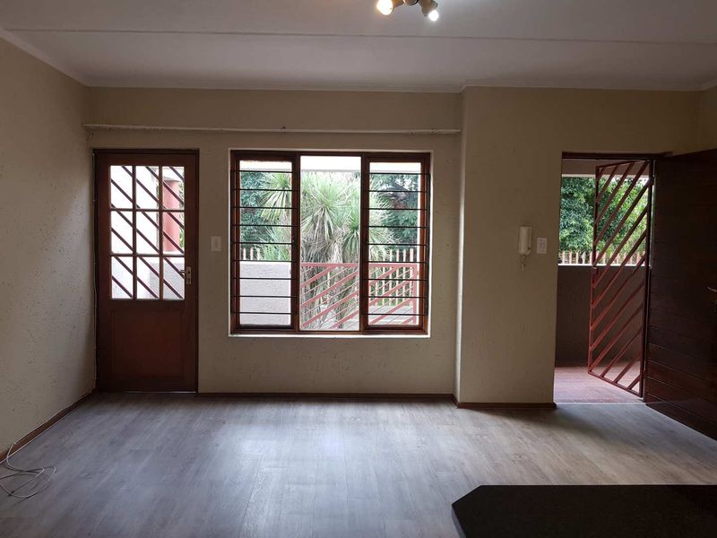 Sunny North-Facing Top Floor Apartment! - Photo 6