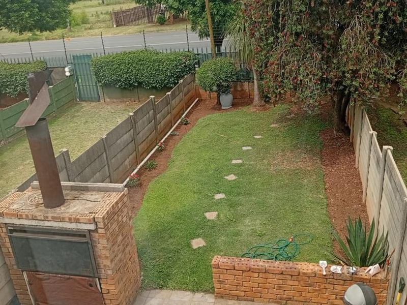 This lovely unit is up for grabs! Perfect for first time home buyers or start up family - Photo 2