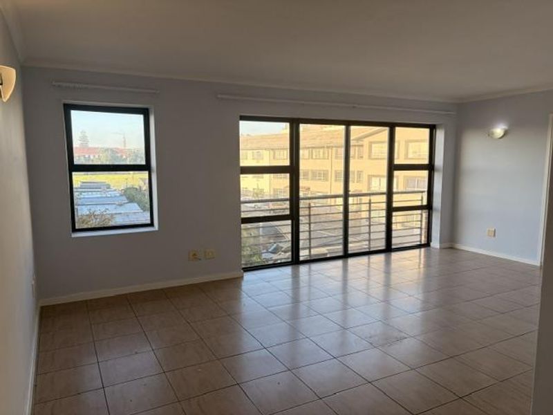 2 Beds, 2 bathrooms UNFURNISHED apartment with 2 parking bays, juliette balcony - Photo 3
