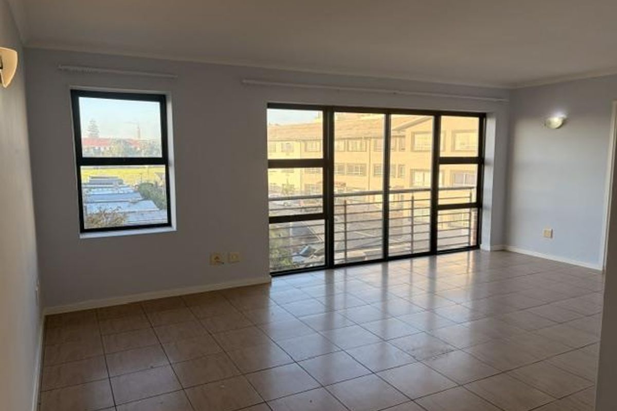 2 Beds, 2 bathrooms UNFURNISHED apartment with 2 parking bays, juliette balcony - Photo 2