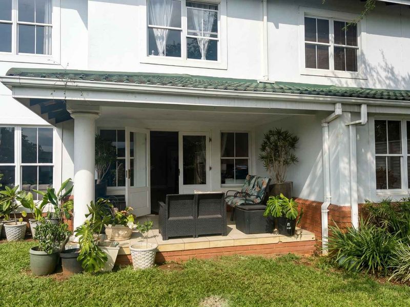 Investor’s Dream: 3-Bed, 2-Bath Duplex on Golf Estate - Photo 3