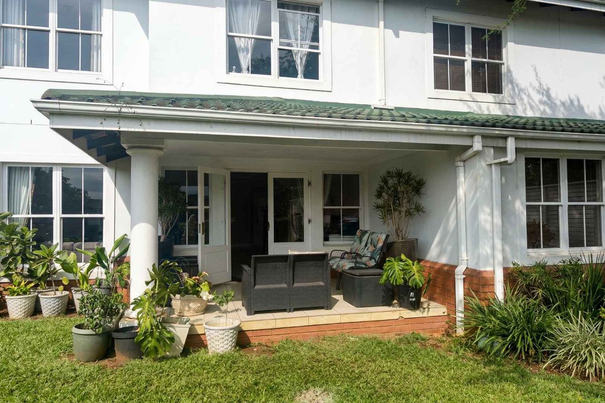 Investor’s Dream: 3-Bed, 2-Bath Duplex on Golf Estate - Photo 3