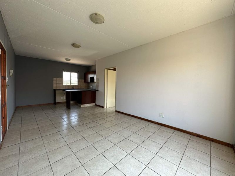 1 Bedroom Townhouse with a Spacious living area - Photo 10