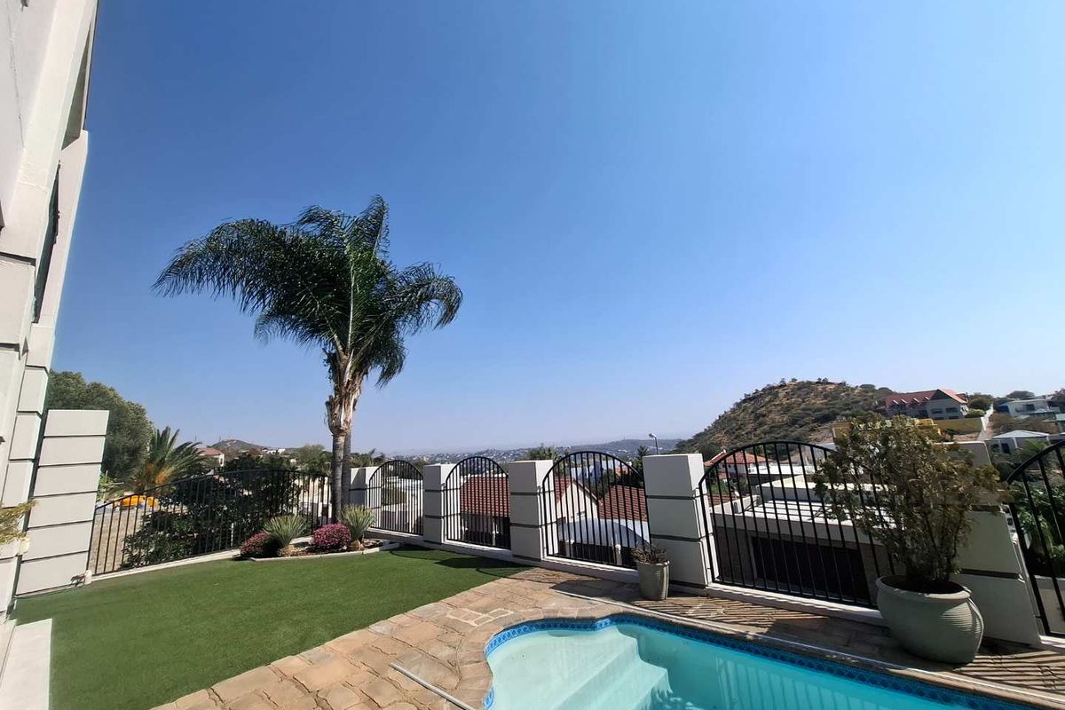 Luxurious, Secure Family Oasis with Stunning Views - Photo 2