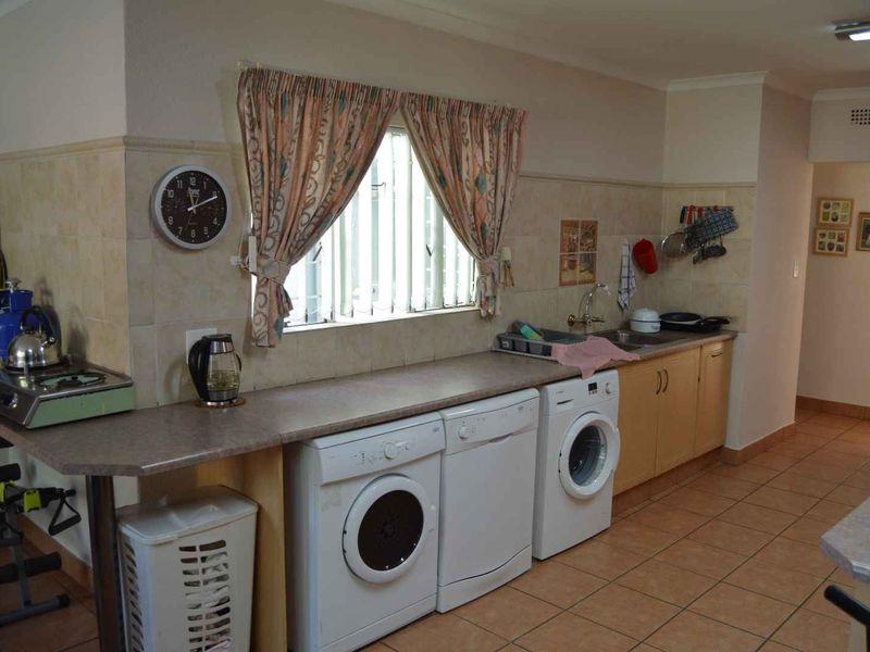 5 Bedroom Family Home For Sale in Brackendowns - Photo 10