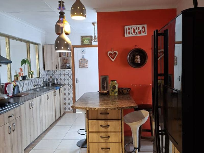 3 Bedroom Home with 2 Flats - Photo 9