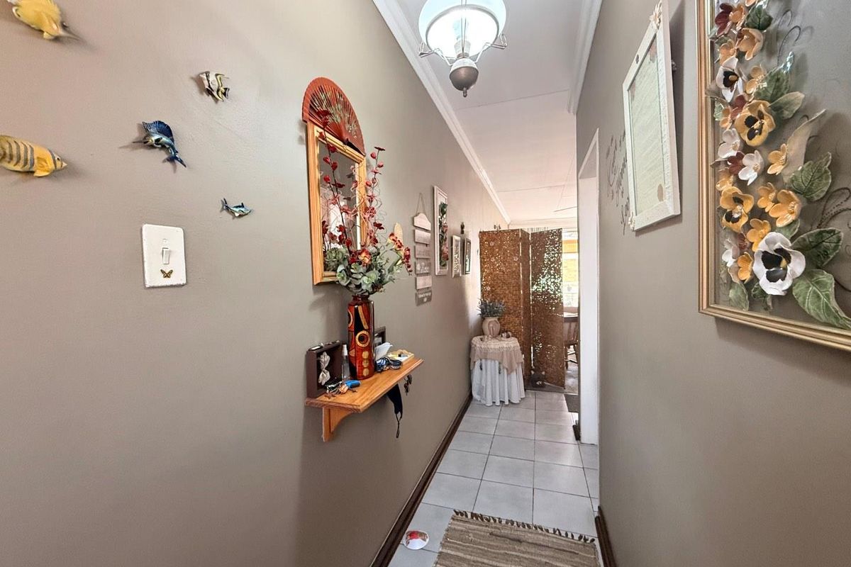 North Facing two bedroom apartment with single lock-up garage - Photo 5