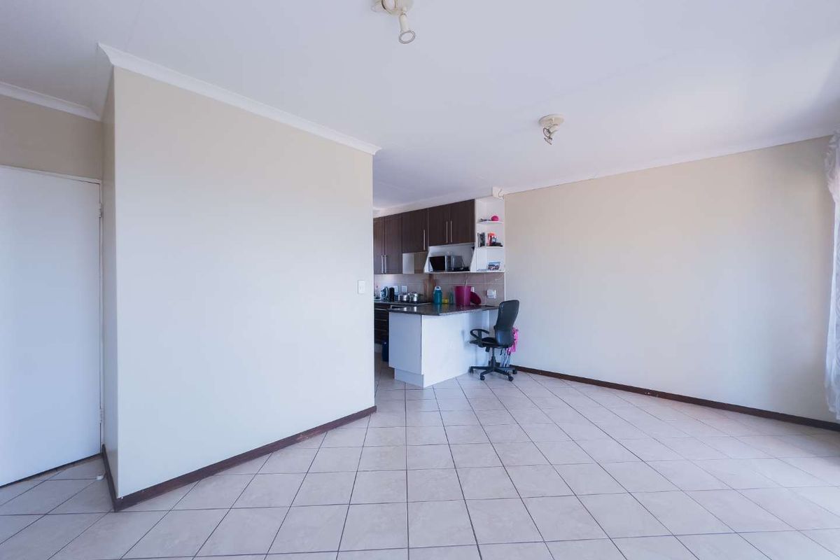 2 Bedroom Townhouse with a Balcony - Photo 4