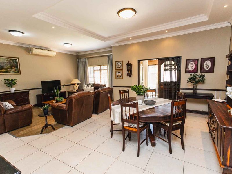 Beautiful upmarket home in exclusive retirement village in the North - Photo 10