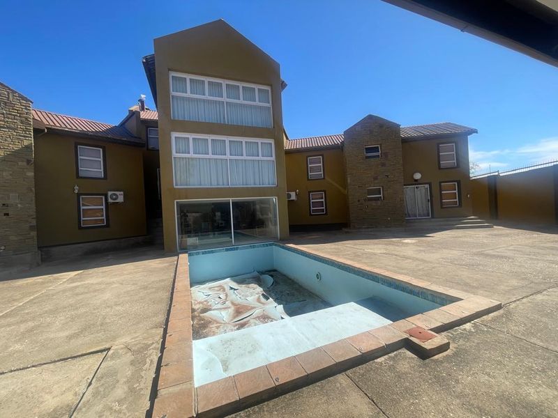 FOR SALE- HOUSE WITH 8 BEDROOMS IN OLYMPIA , WINDHOEK, NAMIBIA, IDEAL FOR EMBASSIES - Photo 8