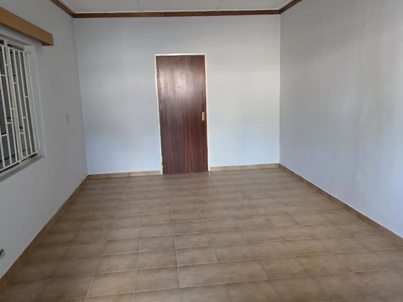 Elegant 4-Bedroom Home Featuring with a Flat - Photo 7