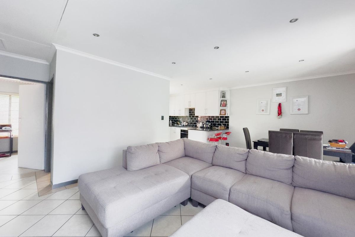 Modern & Stylish 2 Bedroom Townhouse in Rhodeberg Estate, Equestria - Photo 4
