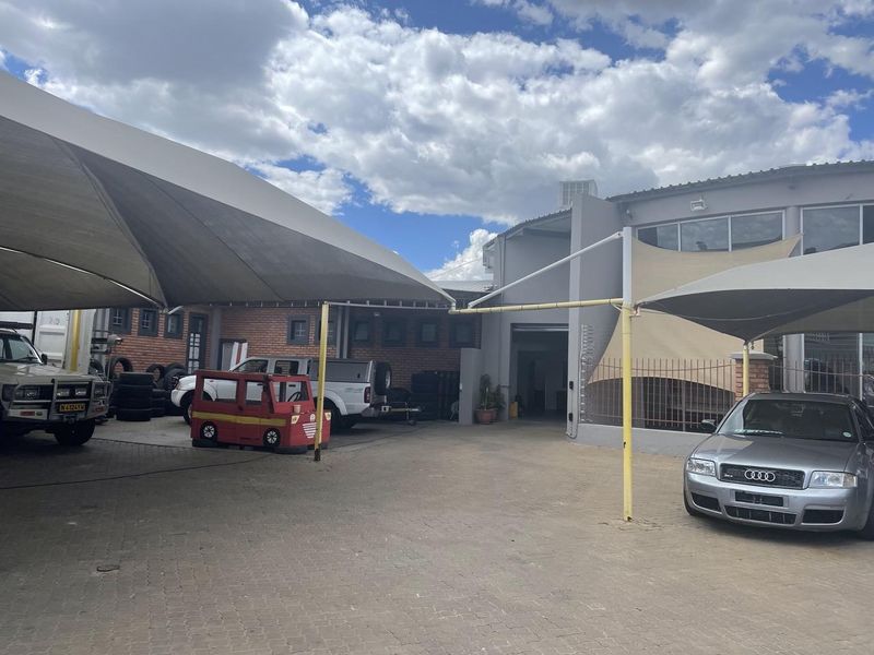 Showroom in Southern Industrial - Photo 4