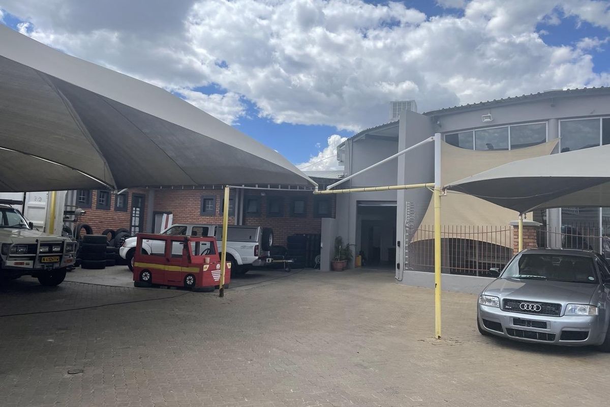 Showroom in Southern Industrial - Photo 4