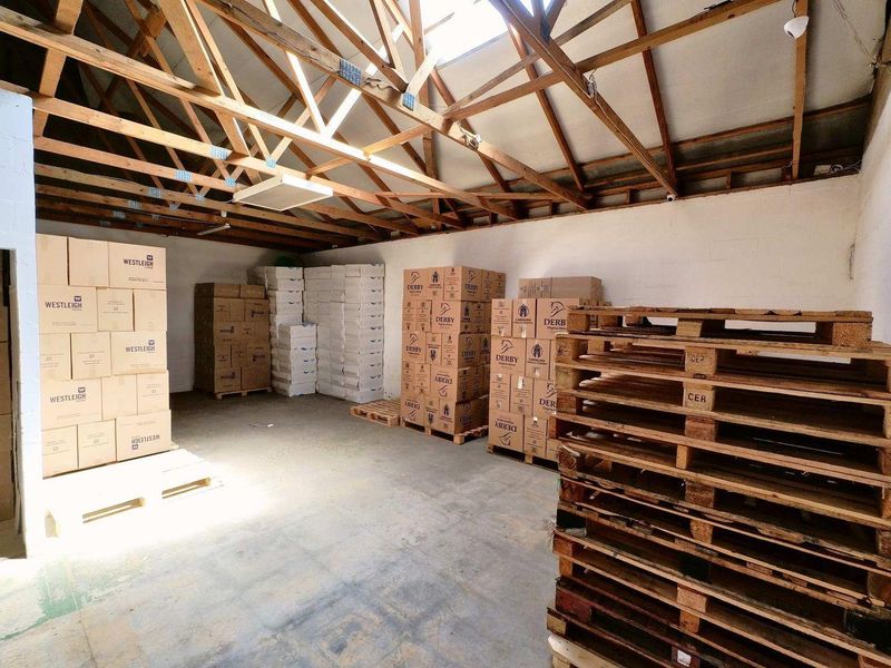 STRORAGE UNIT & OFFICE TO LET - - Photo 5