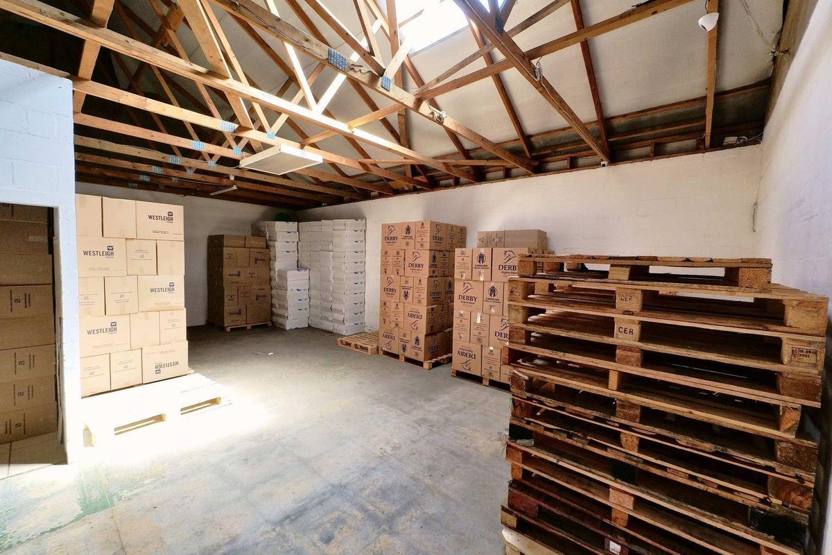 STRORAGE UNIT & OFFICE TO LET - - Photo 5