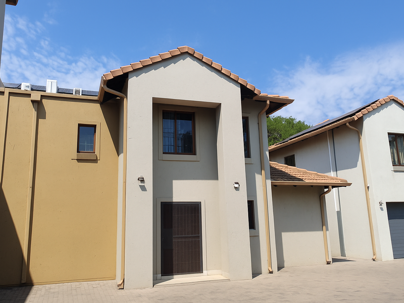 Stunning 5 Bedroom House - Photo 2