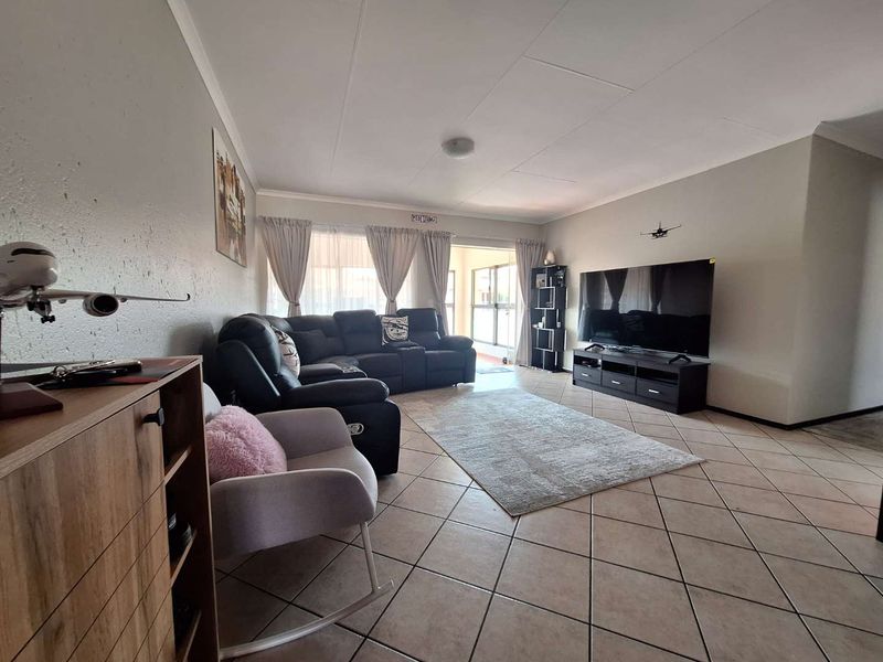 LIVE THE LIFE - Photo 3