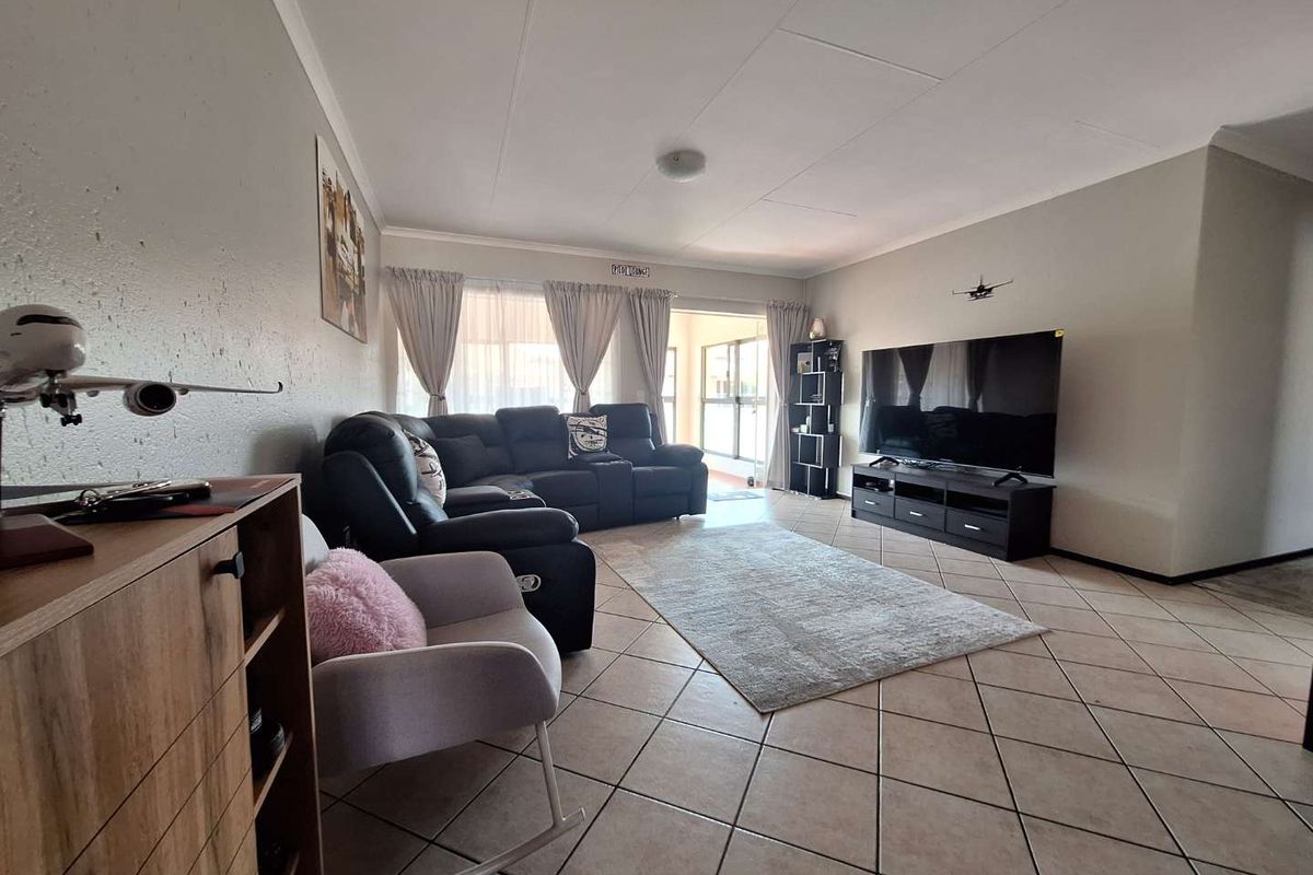 LIVE THE LIFE - Photo 3