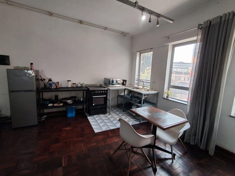 Massive Loft-Style Apartment in the Heart of Maboneng – Ideal Investment Opportunity - Photo 8